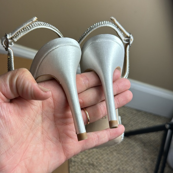 NWOT - Badgley Mischka Women's Rennie Heeled Sandal, Soft white, Size 6.5 😍🤍🩶 - Picture 17 of 17